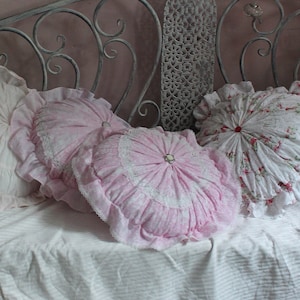 Pink floral round pillow with ruffle Shabby chic decor French Country cottage Cotton Round pillows Natural Handmade pillows Farmhouse decor zdjęcie 6