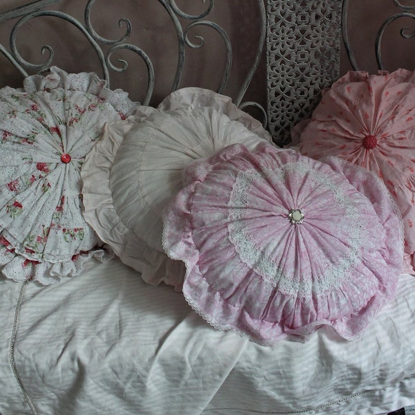 Coussin rond rose à volants Coussins floraux Coussins shabby chic Décoration cottage Décoration rose Coussins d'été Décoration de chambre d'enfant pour filles Coussin fait main