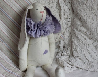 Tilda konijntje pop Shabby chique kinderkamer decor Wit lila gevuld konijn Vintage stijl Handgemaakt textiel konijntje in koninklijke kraag Cadeau voor meisje