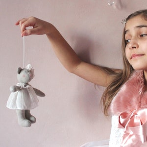 Ręcznie robiona ozdoba świąteczna w kształcie misia z materiału w białej sukience OOAK w stylu vintage, w stylu shabby chic, wisząca, dekoracja francuskiego domku