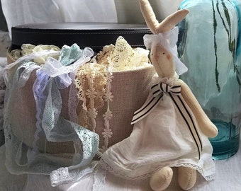 Kleine konijntjespop in witte jurk Handgemaakt textielkonijn Tilda konijntje Vintage stijl kinderkamer Shabby chic konijntje Zacht konijntje Cadeau voor meisje