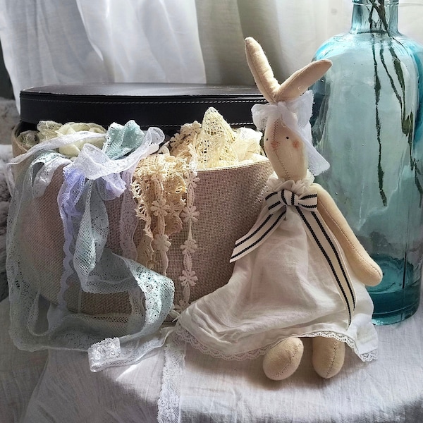 Petite poupée lapin en robe blanche Lapin Tilda en textile fait main chambre d'enfant style vintage Lapin shabby chic Lapin doux Cadeau pour fille