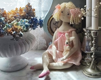 Kunstpuppe in rosa Kleid, blonde Puppe im Vintage-Stil mit Hasenspielzeug, französisches Landhausdekor, Shabby-Chic, handgefertigte OOAK-Textilpuppe, Erbstückpuppe