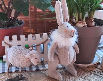 Lapin dans une écharpe blanche, décoration de cheminée Lapin et un mouton, décoration de Noël, poupée en textile faite main, lapin en peluche, petit agneau