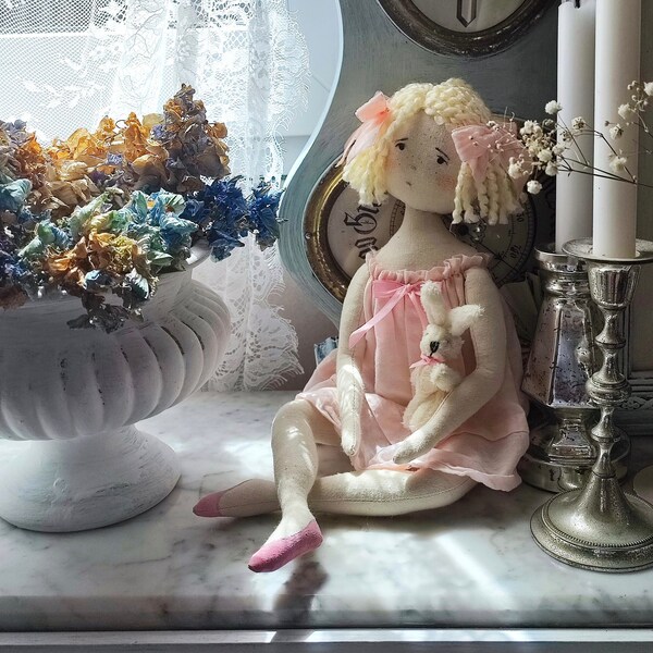 Poupée en textile de style vintage, poupée d'art OOAK en robe rose, poupée blonde avec un lapin, décoration champêtre française, poupée héritage shabby chic faite main