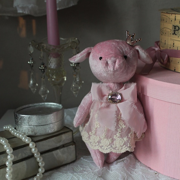 Poupée cochon en peluche artiste rose déco shabby chic style vintage chambre d'enfant poupée cochon en peluche textile fait main amateur de cochon cadeaux cochon doux français chic