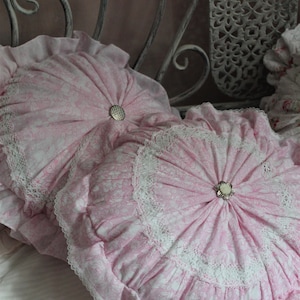 Rond kussen met roze bloemen en ruches Shabby chic decor Frans landhuis Katoen Ronde kussens Natuurlijke handgemaakte kussens Boerderijdecor afbeelding 1