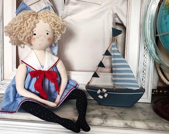 Poupée art textile, poupée OOAK, poupée en tissu, poupée de style vintage en robe nautique, ancienne poupée blonde en robe marinière, poupée de style années 1920, chambre de bébé