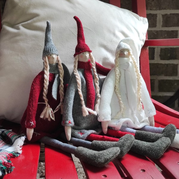 Poupées de Noël scandinaves Décorations de Noël Tilda Poupées souples Lutin lutin gardien d'étagères fait main Noël campagnard rouge gris poupée nordique