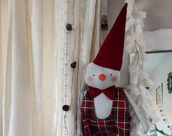 Poupée de bonhomme de neige style vintage Plaid rouge dans l’ensemble Bonhomme de neige suspendu jouets de Noël Cadeau de Noël fait à la main Décoration de vacances Cintre de porte de Noël
