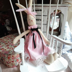 Kleiner Häschen im weißen Kleid Handgemachter Textilhase Kaninchen Tilda Häschen Vintage-Stil Kinderzimmer Shabby Chic Häschen weiches Häschen Geschenk für Mädchen bunny in stripy pink
