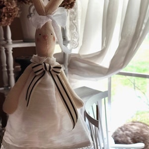 Kleiner Häschen im weißen Kleid Handgemachter Textilhase Kaninchen Tilda Häschen Vintage-Stil Kinderzimmer Shabby Chic Häschen weiches Häschen Geschenk für Mädchen Bild 3
