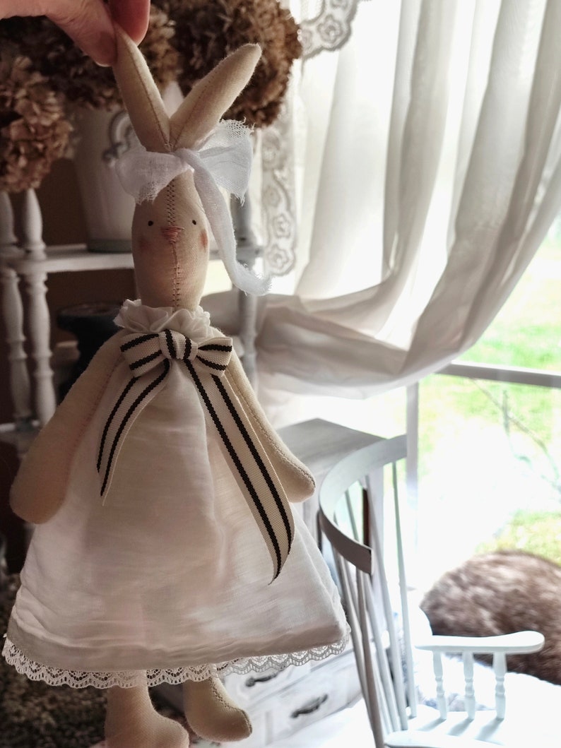 Kleiner Häschen im weißen Kleid Handgemachter Textilhase Kaninchen Tilda Häschen Vintage-Stil Kinderzimmer Shabby Chic Häschen weiches Häschen Geschenk für Mädchen Bild 3