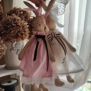 Kleiner Häschen im weißen Kleid Handgemachter Textilhase Kaninchen Tilda Häschen Vintage-Stil Kinderzimmer Shabby Chic Häschen weiches Häschen Geschenk für Mädchen Bild 4
