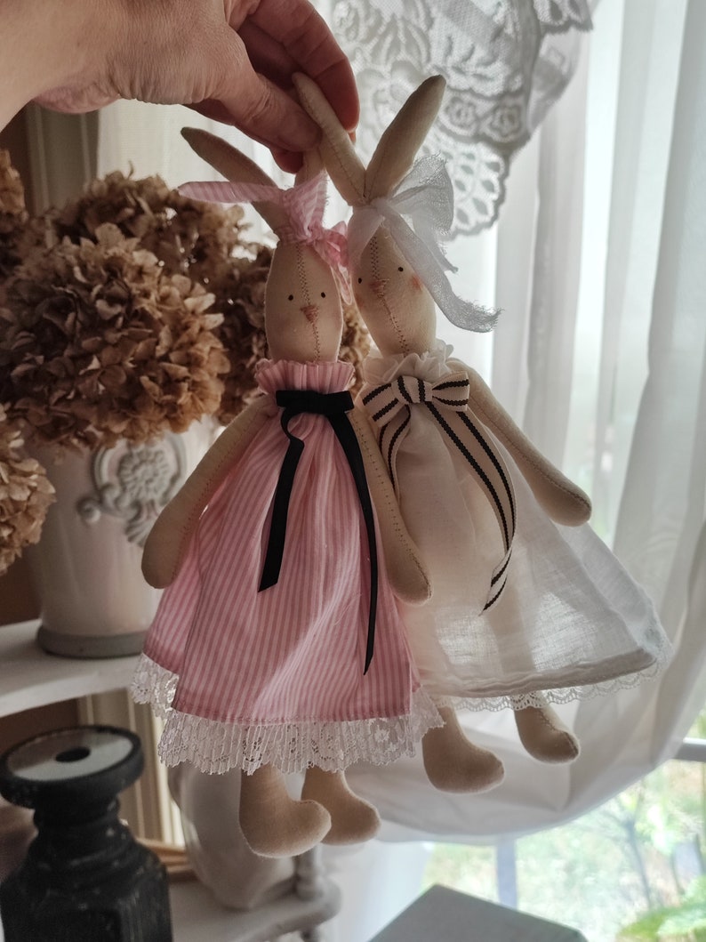 Kleiner Häschen im weißen Kleid Handgemachter Textilhase Kaninchen Tilda Häschen Vintage-Stil Kinderzimmer Shabby Chic Häschen weiches Häschen Geschenk für Mädchen Bild 4