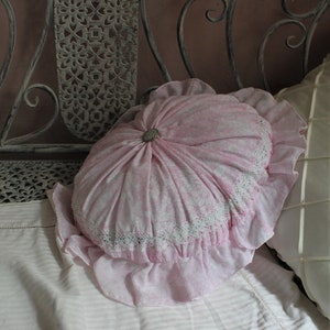 Pink floral round pillow with ruffle Shabby chic decor French Country cottage Cotton Round pillows Natural Handmade pillows Farmhouse decor zdjęcie 5