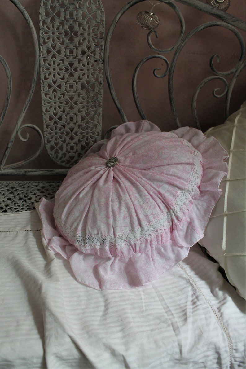Pink floral round pillow with ruffle Shabby chic decor French Country cottage Cotton Round pillows Natural Handmade pillows Farmhouse decor zdjęcie 5