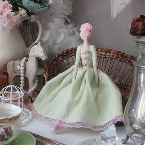 Marie Antoinette Puppen Tilda Puppen Französische Hof Puppe Textil Handgemachte Puppe Barock Stil Puppe Rokoko Französische Hof Puppe Geschenk für Sie spring  green dress