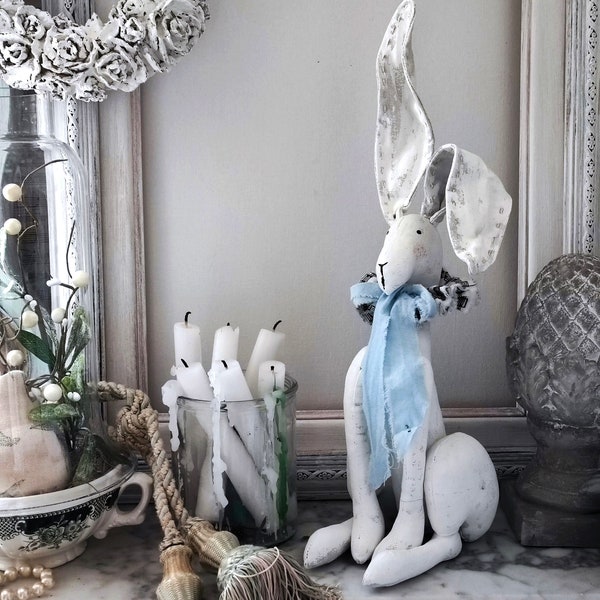 Poupée d'art lapin shabby chic blanc fait main lapin textile peint sculpture souple Français style vintage lièvre blanc décoration cottage