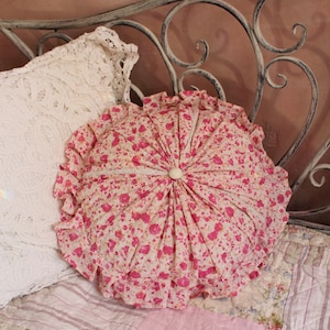 Coussin rond floral rose avec volant Décoration shabby chic Chalet français Coussins ronds en coton Coussins naturels faits main Décoration de ferme image 3