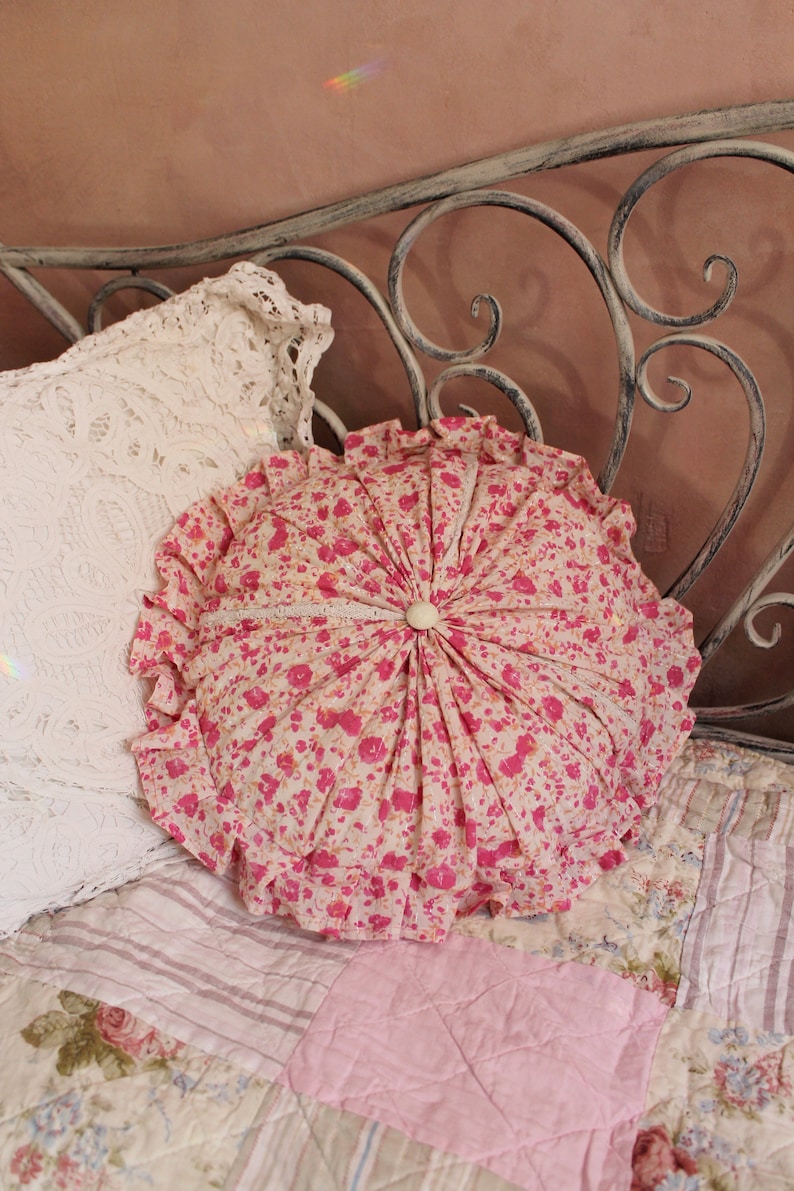 Rond kussen met roze bloemen en ruches Shabby chic decor Frans landhuis Katoen Ronde kussens Natuurlijke handgemaakte kussens Boerderijdecor afbeelding 3