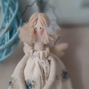 Poupée ange à suspendre Ange Tilda Ange en textile Décoration shabby chic Décoration de chambre d'enfant Ange de porte à suspendre Roses bleues Décoration de chalet anglais blue angel 12 pouces