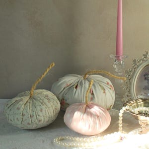 Decoración de otoño Cabaña Shabby Chic Estampado floral blanco Calabazas textiles hechas a mano Decoración de repisa Decoración única para el hogar Decoración de cabaña con rosas inglesas