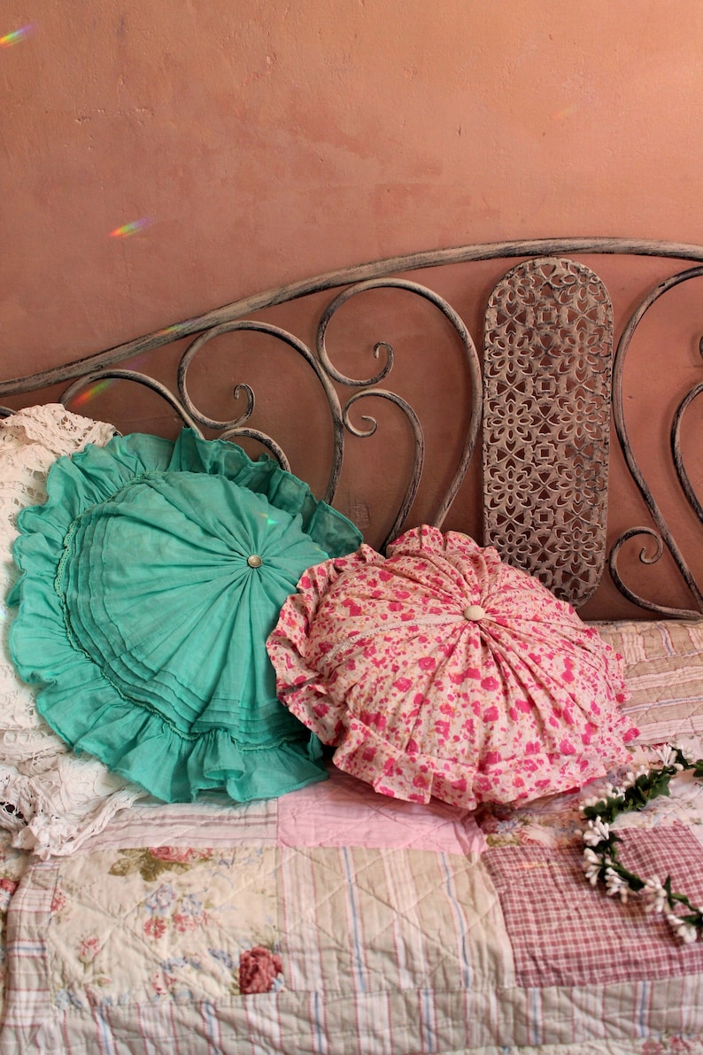 Rosa florales rundes Kissen mit Rüschen, Shabby-Chic-Dekor, französisches Landhaus-Baumwolle, runde Kissen, natürliche handgefertigte Kissen, Bauernhaus-Dekor Bild 8