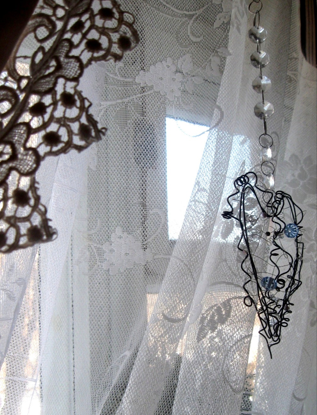Coeur suspendu en fil de fer, attrape-lumière, coeur, décoration coeur unique, décoration shabby chic, accroche-porte coeur, cadeau unique pour elle