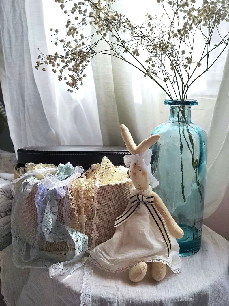 Kleiner Häschen im weißen Kleid Handgemachter Textilhase Kaninchen Tilda Häschen Vintage-Stil Kinderzimmer Shabby Chic Häschen weiches Häschen Geschenk für Mädchen Bild 1