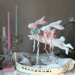 Shabby chic konijndecor OOAK Flying Bunny op standaard decor Handgemaakt Frans landhuisdecoratie in Marie Antoinette-stijl konijn middelpunt