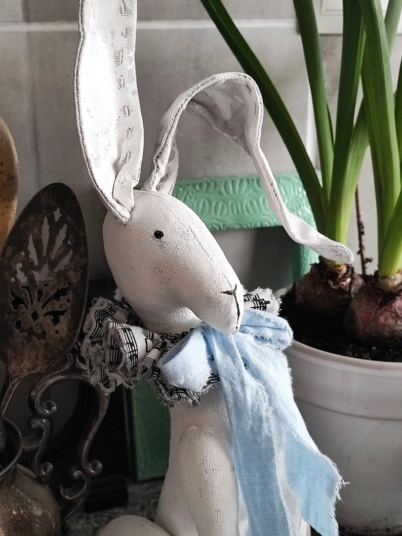 Arredamento bianco Shabby chic Coniglio di campagna francese Coniglietto shabby chic Fatto a mano Tessile Fattoria Farcito bambola di lepre Arredamento primaverile Coniglietto di Pasqua white painted bunny
