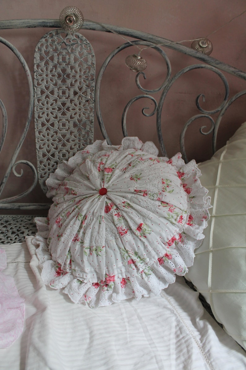 Pink floral round pillow with ruffle Shabby chic decor French Country cottage Cotton Round pillows Natural Handmade pillows Farmhouse decor zdjęcie 7