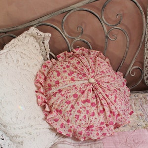 Country cottage Pink floral round pillow with ruffle Cotton Round pillows Natural Handmade pillows Farmhouse decor Girls nursery decor zdjęcie 6