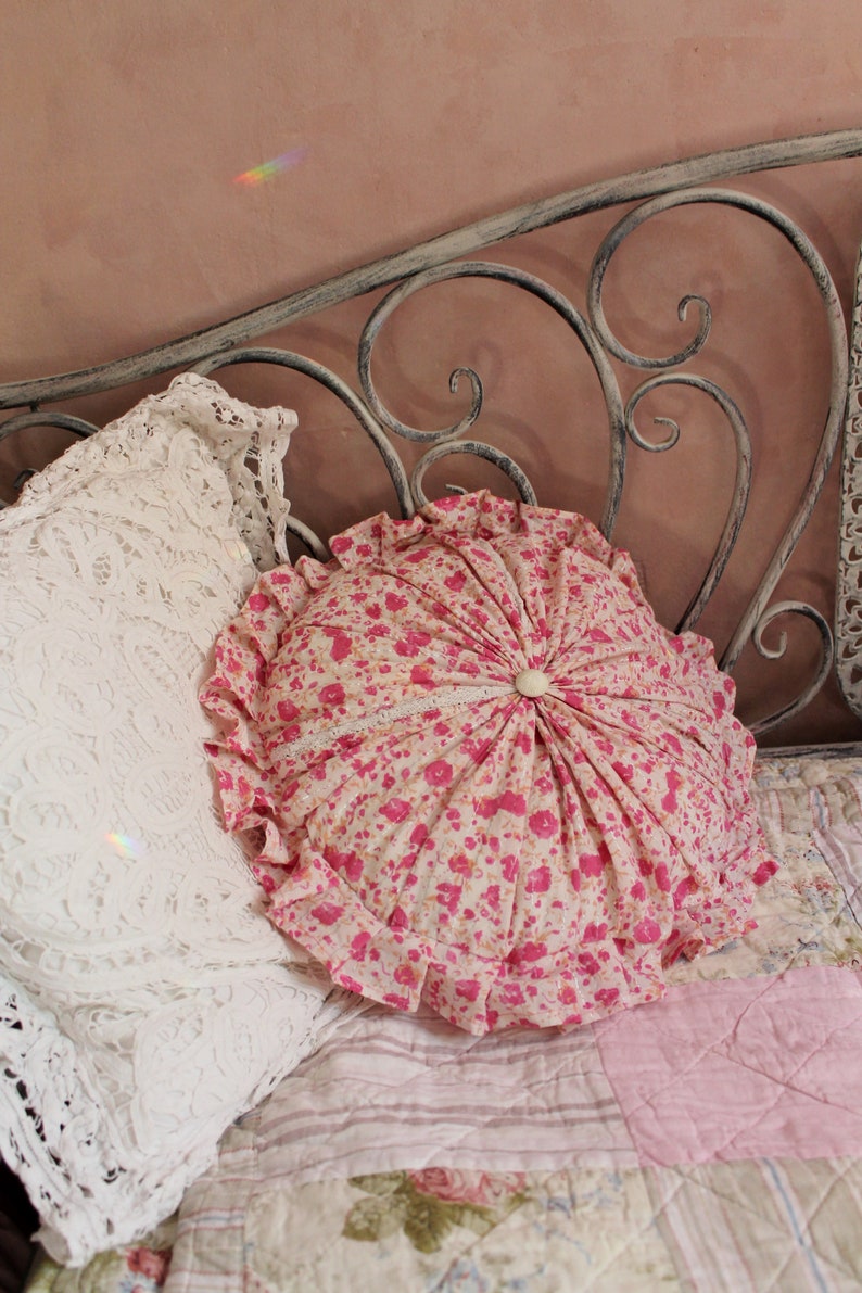 Country cottage Pink floral round pillow with ruffle Cotton Round pillows Natural Handmade pillows Farmhouse decor Girls nursery decor zdjęcie 6