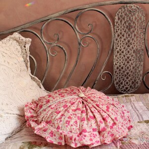 Rosa florales rundes Kissen mit Rüschen, Shabby-Chic-Dekor, französisches Landhaus-Baumwolle, runde Kissen, natürliche handgefertigte Kissen, Bauernhaus-Dekor Bild 10