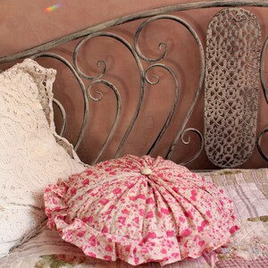 Coussin rond floral rose de chalet avec volant Coussins ronds en coton Coussins faits main naturels Décoration de ferme Décoration de chambre de filles image 10