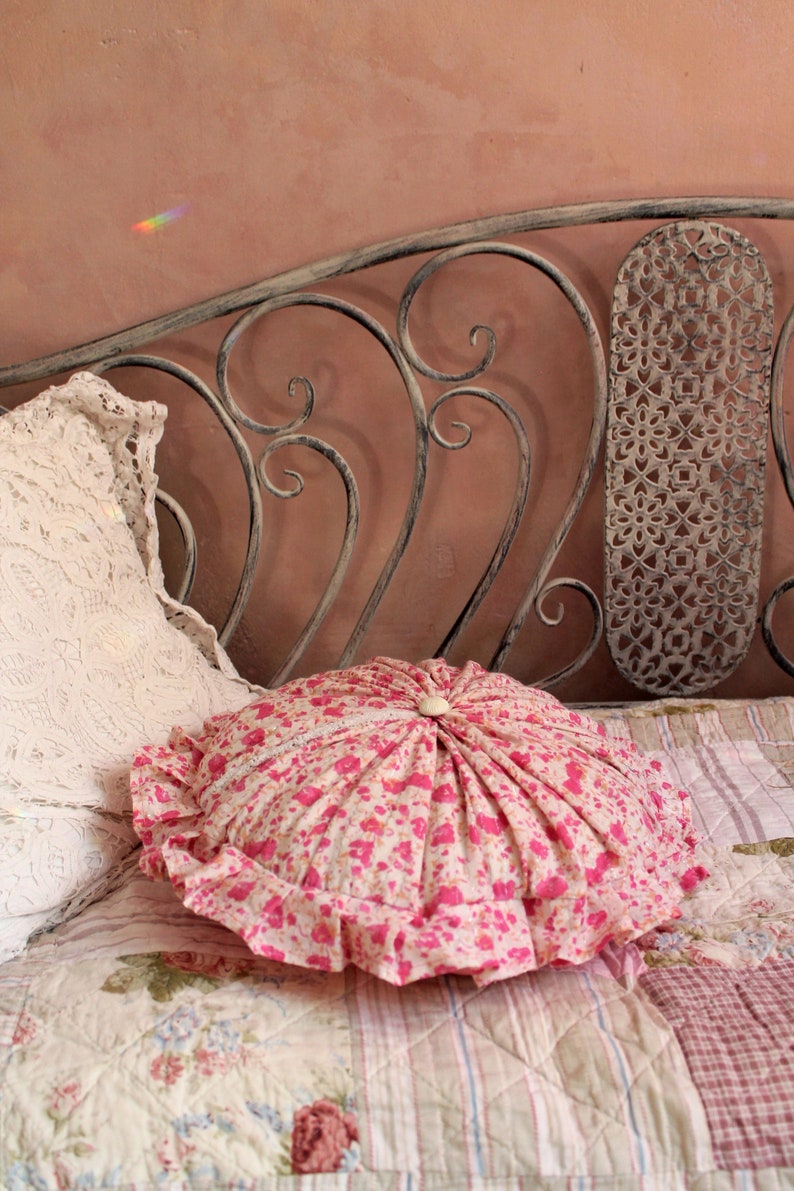Rosa florales rundes Kissen mit Rüschen, Shabby-Chic-Dekor, französisches Landhaus-Baumwolle, runde Kissen, natürliche handgefertigte Kissen, Bauernhaus-Dekor Bild 10