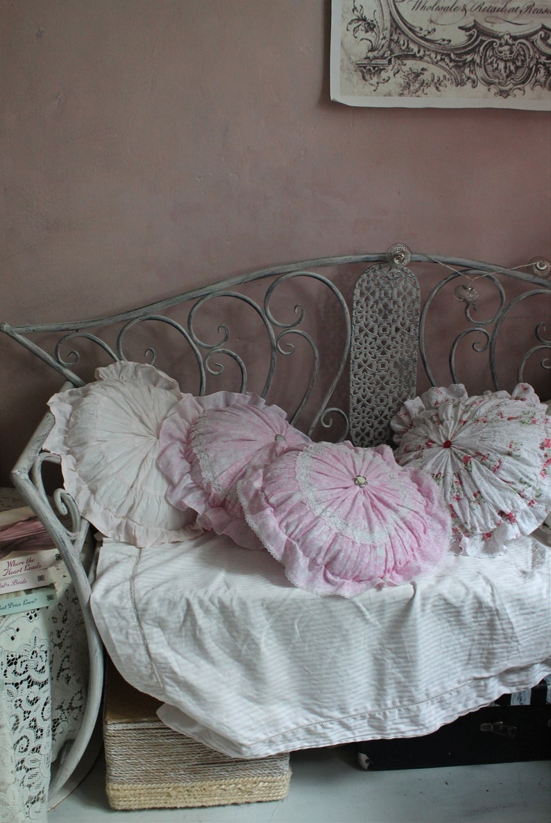 Cuscino rotondo floreale rosa con volant Arredamento shabby chic Cottage di campagna francese Cuscini rotondi in cotone Cuscini naturali fatti a mano Arredamento della fattoria immagine 6