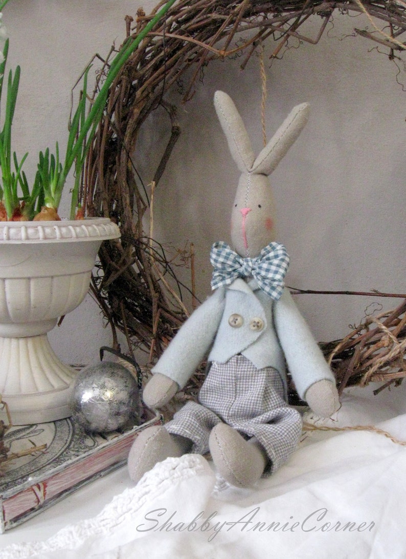 Kleiner Häschen im weißen Kleid Handgemachter Textilhase Kaninchen Tilda Häschen Vintage-Stil Kinderzimmer Shabby Chic Häschen weiches Häschen Geschenk für Mädchen Peter rabbit check