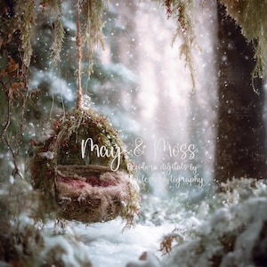Puede incluir: Un telón de fondo digital para recién nacidos con un nido colgante hecho de ramitas, musgo y bayas rojas. El nido está relleno de material suave, rosa y beige. El fondo está en un bosque nevado con el texto "May & Moss" y "Newborn digitals by lifeste photography".