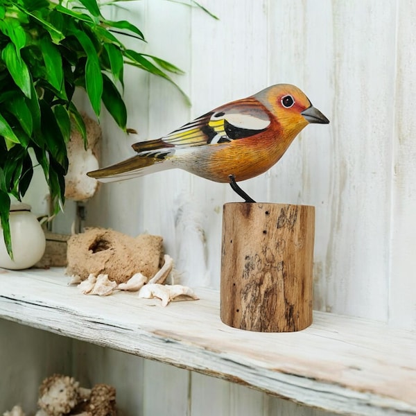 Tentilhão em Tronco / Ornamento de Pássaro de Madeira / Pássaro Artesanal de Comércio Justo 13 cm / Tentilhão de Jardim / Presente para Observador de Pássaros
