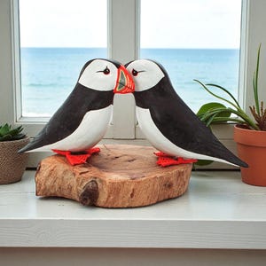 Handgeschnitzte hölzerne Puffinfiguren | Küsten Dekor | Maritime Skulptur | Paar Papageientaucher auf Holzsockel | Handgefertigte Vogel Schnitzerei