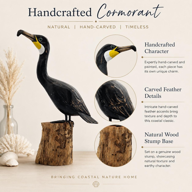Puede incluir: Una figura de cormor&aacute;n tallada a mano en madera con cuerpo negro, garganta blanca y pico amarillo. El ave se apoya sobre una base de toc&oacute;n de madera natural. El texto en la imagen incluye Handcrafted Cormorant, Natural, Hand-Carved, Timeless y Bringing Coastal Nature Home.