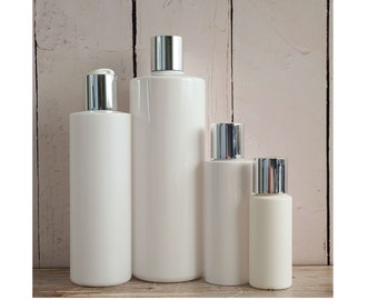 Bouteilles de distributeur de shampooing en plastique blanc rechargeables (style Mme Hinch) Baignoire, Beauté, Salle de bain, Bouteilles de shampooing avec couvercles de disque en argent