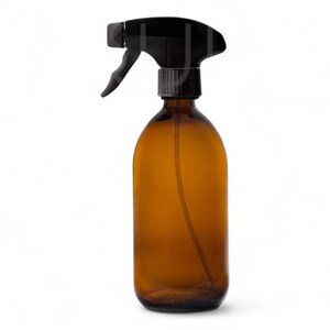 K&ouml;nnte beinhalten: Eine braune Glas-Spr&uuml;hflasche mit einem schwarzen Spr&uuml;hkopf. Die Flasche ist leer und bereit, mit Ihrer Lieblingsreinigungsl&ouml;sung gef&uuml;llt zu werden.