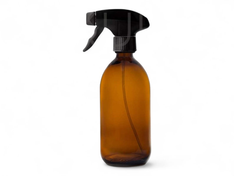 K&ouml;nnte beinhalten: Eine braune Glas-Spr&uuml;hflasche mit einem schwarzen Spr&uuml;hkopf. Die Flasche ist leer und bereit, mit Ihrer Lieblingsreinigungsl&ouml;sung gef&uuml;llt zu werden.