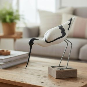 Handgeschnitzte hölzerne Säbelfigur Küstenvogel Ornament in Angler Pose | Küstenvogel | Maritime Skulptur