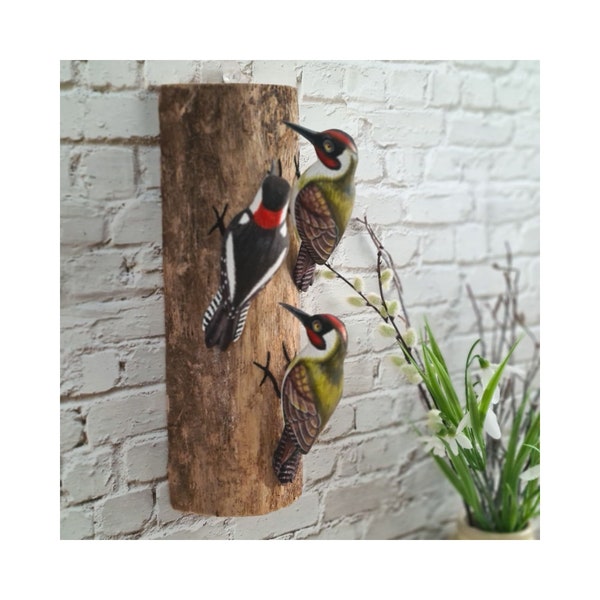 Spechte Trio auf Halben Holzstamm - Wandbehang - Fair Trade Handgeschnitzte Spechte - Holz Ornament 30 cm Hoch - Geschenk für Vogelbeobachter