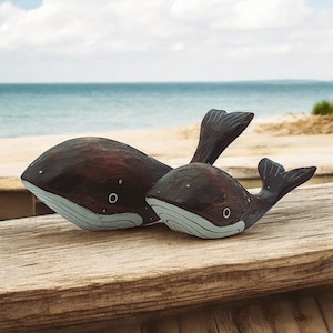Ballenas rústicas de madera talladas a mano de comercio justo - Juego de 2 - Figuras de ballena artesanales, decoración para el hogar con temática náutica, oceánica, costera y costera